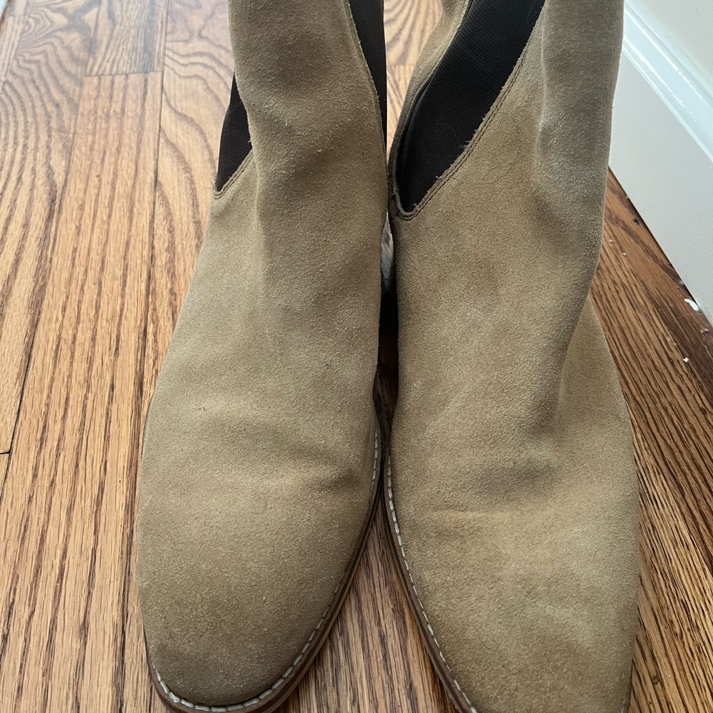 Elegant Tan Suede Men’s Boots